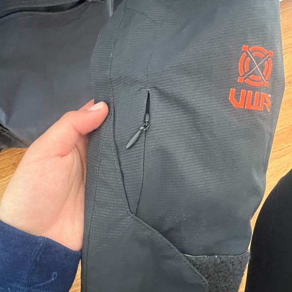 Helly Hansen Insulated Ski Jacket (very lightly worn!) - Picture 6 of 7